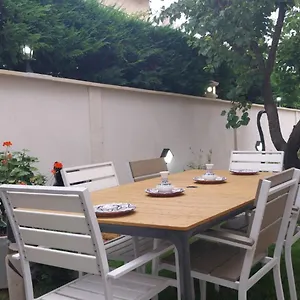 Maison En Rez-de-chaussée,jardin, Très Bien Située Arles
